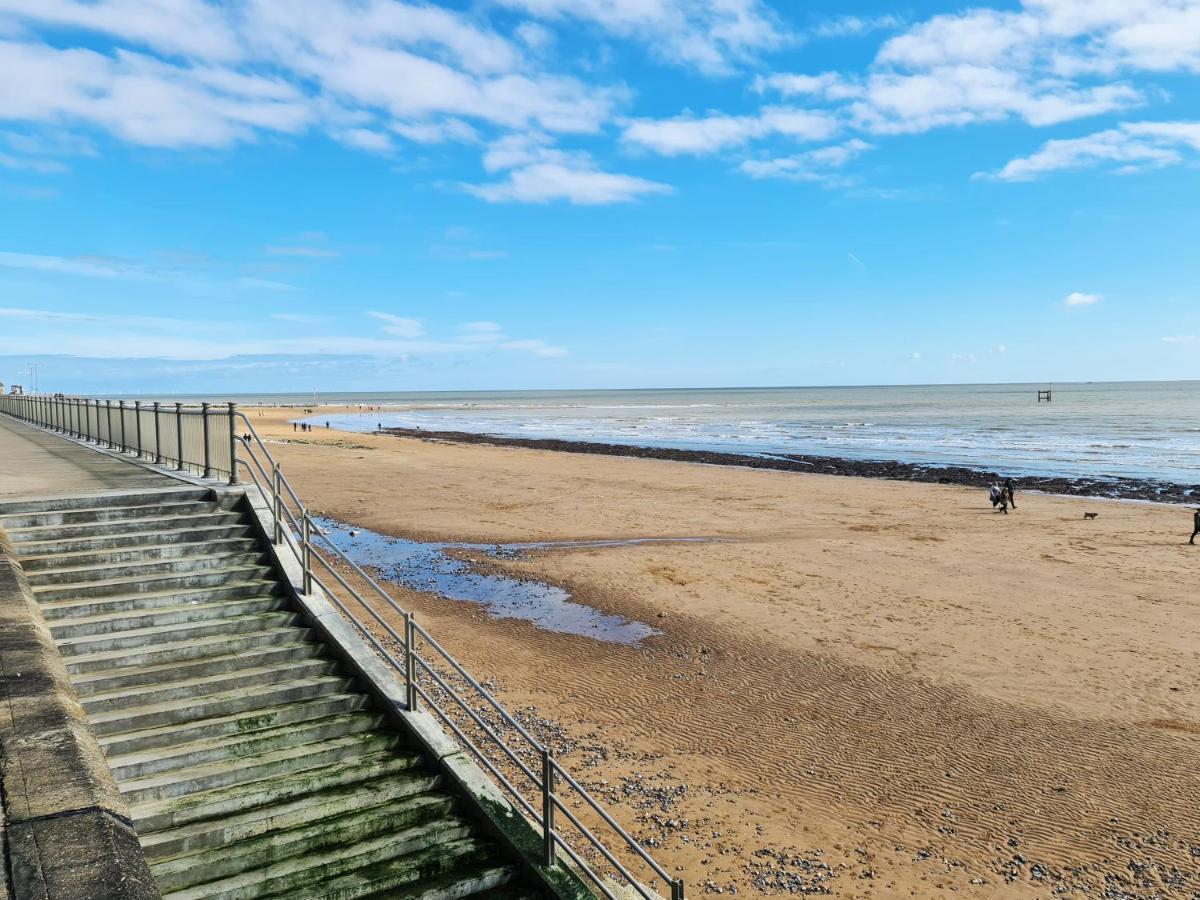 Vitamin Sea - Beachfront Apartment - Sleeps 4 Ramsgate Bagian luar foto